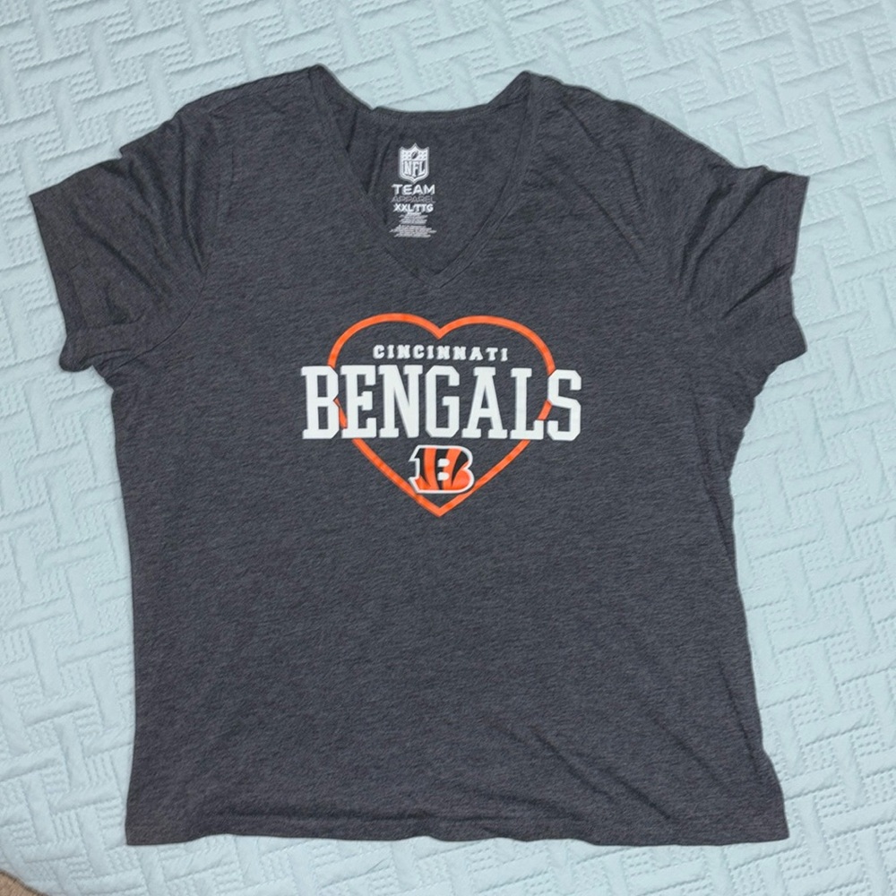 Women’s size XXL Cincinnati Bengals v-neck t-shirt
